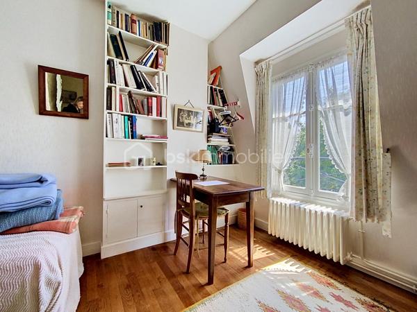 🏡 LE VÉSINET — Une maison de caractère style Mansard, écrin de sérénité.

Nichée dans l'un des environnements les plus recherchés du Vésinet, cette maison familiale déploie sur trois niveaux un art de vivre rare, où espace, lumière et raffinement se répondent.
Dès l'entrée, le ton est donné : une salle à manger généreuse ouvre sur un double séjour baigné de lumière, prolongé par une véranda qui invite la nature à l'intérieur. La cuisine fermée, tournée vers la terrasse, se prête aussi bien aux repas du quotidien qu'à la réception. Un vestiaire avec WC séparés complète avec élégance ce niveau de réception.
À l'étage, l'intimité prend toute sa dimension : trois chambres, dont une avec point d'eau, et une suite parentale à part entière — salle de bain, dressing, espace privatif pensé comme un véritable cocon. Une salle de bain supplémentaire et des WC séparés achèvent cette organisation pensée pour le confort de toute la famille.
Le sous-sol, entièrement aménagé, révèle une surprenante richesse d'usages : buanderie, salle de jeux avec point d'eau, chambre supplémentaire, atelier, cave à vins, chaufferie et débarras — autant d'espaces qui offrent une liberté rare pour vivre, recevoir et se ressourcer.
À l'extérieur, un jardin fleuri et verdoyant offre un véritable écrin de nature, propice à la détente et aux instants en famille. Garage et remise attenante, également équipés d'un point d'eau, complètent ce bien d'exception.
192 m² habitables, dans un cadre calme et privilégié, au cœur du Vésinet.
Une maison qui ne se raconte pas — elle se découvre.
Terrain de 726 m2