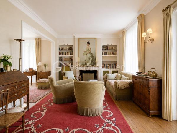 🏡 LE VÉSINET — Une maison de caractère style Mansard, écrin de sérénité.

Nichée dans l'un des environnements les plus recherchés du Vésinet, cette maison familiale déploie sur trois niveaux un art de vivre rare, où espace, lumière et raffinement se répondent.
Dès l'entrée, le ton est donné : une salle à manger généreuse ouvre sur un double séjour baigné de lumière, prolongé par une véranda qui invite la nature à l'intérieur. La cuisine fermée, tournée vers la terrasse, se prête aussi bien aux repas du quotidien qu'à la réception. Un vestiaire avec WC séparés complète avec élégance ce niveau de réception.
À l'étage, l'intimité prend toute sa dimension : trois chambres, dont une avec point d'eau, et une suite parentale à part entière — salle de bain, dressing, espace privatif pensé comme un véritable cocon. Une salle de bain supplémentaire et des WC séparés achèvent cette organisation pensée pour le confort de toute la famille.
Le sous-sol, entièrement aménagé, révèle une surprenante richesse d'usages : buanderie, salle de jeux avec point d'eau, chambre supplémentaire, atelier, cave à vins, chaufferie et débarras — autant d'espaces qui offrent une liberté rare pour vivre, recevoir et se ressourcer.
À l'extérieur, un jardin fleuri et verdoyant offre un véritable écrin de nature, propice à la détente et aux instants en famille. Garage et remise attenante, également équipés d'un point d'eau, complètent ce bien d'exception.
192 m² habitables, dans un cadre calme et privilégié, au cœur du Vésinet.
Une maison qui ne se raconte pas — elle se découvre.
Terrain de 726 m2