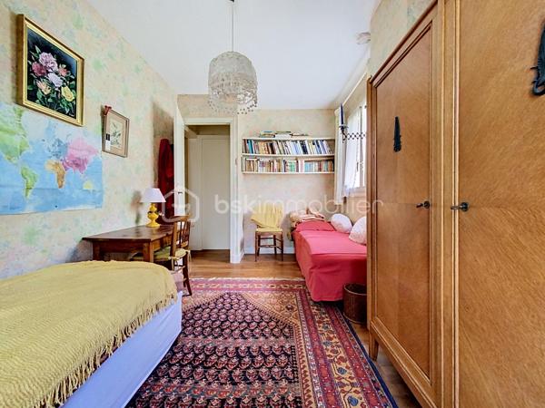 🏡 LE VÉSINET — Une maison de caractère style Mansard, écrin de sérénité.

Nichée dans l'un des environnements les plus recherchés du Vésinet, cette maison familiale déploie sur trois niveaux un art de vivre rare, où espace, lumière et raffinement se répondent.
Dès l'entrée, le ton est donné : une salle à manger généreuse ouvre sur un double séjour baigné de lumière, prolongé par une véranda qui invite la nature à l'intérieur. La cuisine fermée, tournée vers la terrasse, se prête aussi bien aux repas du quotidien qu'à la réception. Un vestiaire avec WC séparés complète avec élégance ce niveau de réception.
À l'étage, l'intimité prend toute sa dimension : trois chambres, dont une avec point d'eau, et une suite parentale à part entière — salle de bain, dressing, espace privatif pensé comme un véritable cocon. Une salle de bain supplémentaire et des WC séparés achèvent cette organisation pensée pour le confort de toute la famille.
Le sous-sol, entièrement aménagé, révèle une surprenante richesse d'usages : buanderie, salle de jeux avec point d'eau, chambre supplémentaire, atelier, cave à vins, chaufferie et débarras — autant d'espaces qui offrent une liberté rare pour vivre, recevoir et se ressourcer.
À l'extérieur, un jardin fleuri et verdoyant offre un véritable écrin de nature, propice à la détente et aux instants en famille. Garage et remise attenante, également équipés d'un point d'eau, complètent ce bien d'exception.
192 m² habitables, dans un cadre calme et privilégié, au cœur du Vésinet.
Une maison qui ne se raconte pas — elle se découvre.
Terrain de 726 m2