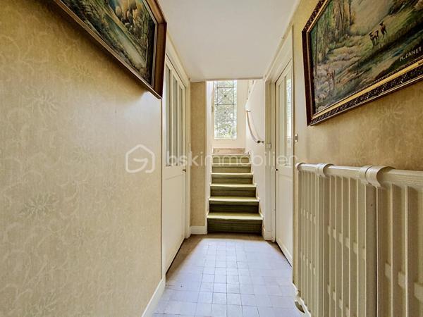 🏡 LE VÉSINET — Une maison de caractère style Mansard, écrin de sérénité.

Nichée dans l'un des environnements les plus recherchés du Vésinet, cette maison familiale déploie sur trois niveaux un art de vivre rare, où espace, lumière et raffinement se répondent.
Dès l'entrée, le ton est donné : une salle à manger généreuse ouvre sur un double séjour baigné de lumière, prolongé par une véranda qui invite la nature à l'intérieur. La cuisine fermée, tournée vers la terrasse, se prête aussi bien aux repas du quotidien qu'à la réception. Un vestiaire avec WC séparés complète avec élégance ce niveau de réception.
À l'étage, l'intimité prend toute sa dimension : trois chambres, dont une avec point d'eau, et une suite parentale à part entière — salle de bain, dressing, espace privatif pensé comme un véritable cocon. Une salle de bain supplémentaire et des WC séparés achèvent cette organisation pensée pour le confort de toute la famille.
Le sous-sol, entièrement aménagé, révèle une surprenante richesse d'usages : buanderie, salle de jeux avec point d'eau, chambre supplémentaire, atelier, cave à vins, chaufferie et débarras — autant d'espaces qui offrent une liberté rare pour vivre, recevoir et se ressourcer.
À l'extérieur, un jardin fleuri et verdoyant offre un véritable écrin de nature, propice à la détente et aux instants en famille. Garage et remise attenante, également équipés d'un point d'eau, complètent ce bien d'exception.
192 m² habitables, dans un cadre calme et privilégié, au cœur du Vésinet.
Une maison qui ne se raconte pas — elle se découvre.
Terrain de 726 m2