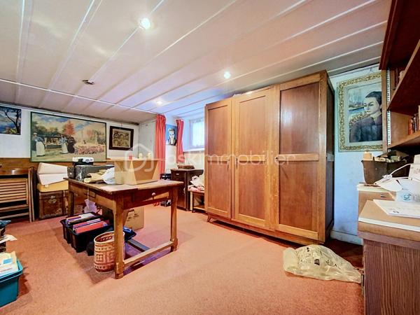 🏡 LE VÉSINET — Une maison de caractère style Mansard, écrin de sérénité.

Nichée dans l'un des environnements les plus recherchés du Vésinet, cette maison familiale déploie sur trois niveaux un art de vivre rare, où espace, lumière et raffinement se répondent.
Dès l'entrée, le ton est donné : une salle à manger généreuse ouvre sur un double séjour baigné de lumière, prolongé par une véranda qui invite la nature à l'intérieur. La cuisine fermée, tournée vers la terrasse, se prête aussi bien aux repas du quotidien qu'à la réception. Un vestiaire avec WC séparés complète avec élégance ce niveau de réception.
À l'étage, l'intimité prend toute sa dimension : trois chambres, dont une avec point d'eau, et une suite parentale à part entière — salle de bain, dressing, espace privatif pensé comme un véritable cocon. Une salle de bain supplémentaire et des WC séparés achèvent cette organisation pensée pour le confort de toute la famille.
Le sous-sol, entièrement aménagé, révèle une surprenante richesse d'usages : buanderie, salle de jeux avec point d'eau, chambre supplémentaire, atelier, cave à vins, chaufferie et débarras — autant d'espaces qui offrent une liberté rare pour vivre, recevoir et se ressourcer.
À l'extérieur, un jardin fleuri et verdoyant offre un véritable écrin de nature, propice à la détente et aux instants en famille. Garage et remise attenante, également équipés d'un point d'eau, complètent ce bien d'exception.
192 m² habitables, dans un cadre calme et privilégié, au cœur du Vésinet.
Une maison qui ne se raconte pas — elle se découvre.
Terrain de 726 m2