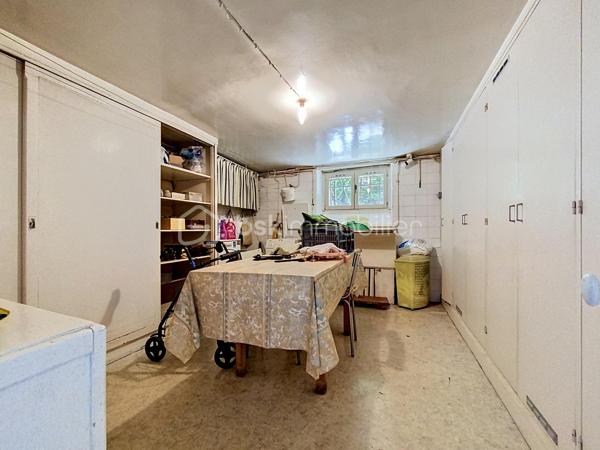 🏡 LE VÉSINET — Une maison de caractère style Mansard, écrin de sérénité.

Nichée dans l'un des environnements les plus recherchés du Vésinet, cette maison familiale déploie sur trois niveaux un art de vivre rare, où espace, lumière et raffinement se répondent.
Dès l'entrée, le ton est donné : une salle à manger généreuse ouvre sur un double séjour baigné de lumière, prolongé par une véranda qui invite la nature à l'intérieur. La cuisine fermée, tournée vers la terrasse, se prête aussi bien aux repas du quotidien qu'à la réception. Un vestiaire avec WC séparés complète avec élégance ce niveau de réception.
À l'étage, l'intimité prend toute sa dimension : trois chambres, dont une avec point d'eau, et une suite parentale à part entière — salle de bain, dressing, espace privatif pensé comme un véritable cocon. Une salle de bain supplémentaire et des WC séparés achèvent cette organisation pensée pour le confort de toute la famille.
Le sous-sol, entièrement aménagé, révèle une surprenante richesse d'usages : buanderie, salle de jeux avec point d'eau, chambre supplémentaire, atelier, cave à vins, chaufferie et débarras — autant d'espaces qui offrent une liberté rare pour vivre, recevoir et se ressourcer.
À l'extérieur, un jardin fleuri et verdoyant offre un véritable écrin de nature, propice à la détente et aux instants en famille. Garage et remise attenante, également équipés d'un point d'eau, complètent ce bien d'exception.
192 m² habitables, dans un cadre calme et privilégié, au cœur du Vésinet.
Une maison qui ne se raconte pas — elle se découvre.
Terrain de 726 m2