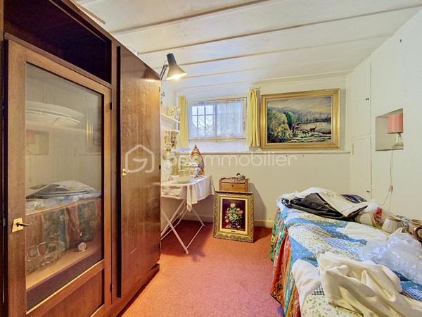 🏡 LE VÉSINET — Une maison de caractère style Mansard, écrin de sérénité.

Nichée dans l'un des environnements les plus recherchés du Vésinet, cette maison familiale déploie sur trois niveaux un art de vivre rare, où espace, lumière et raffinement se répondent.
Dès l'entrée, le ton est donné : une salle à manger généreuse ouvre sur un double séjour baigné de lumière, prolongé par une véranda qui invite la nature à l'intérieur. La cuisine fermée, tournée vers la terrasse, se prête aussi bien aux repas du quotidien qu'à la réception. Un vestiaire avec WC séparés complète avec élégance ce niveau de réception.
À l'étage, l'intimité prend toute sa dimension : trois chambres, dont une avec point d'eau, et une suite parentale à part entière — salle de bain, dressing, espace privatif pensé comme un véritable cocon. Une salle de bain supplémentaire et des WC séparés achèvent cette organisation pensée pour le confort de toute la famille.
Le sous-sol, entièrement aménagé, révèle une surprenante richesse d'usages : buanderie, salle de jeux avec point d'eau, chambre supplémentaire, atelier, cave à vins, chaufferie et débarras — autant d'espaces qui offrent une liberté rare pour vivre, recevoir et se ressourcer.
À l'extérieur, un jardin fleuri et verdoyant offre un véritable écrin de nature, propice à la détente et aux instants en famille. Garage et remise attenante, également équipés d'un point d'eau, complètent ce bien d'exception.
192 m² habitables, dans un cadre calme et privilégié, au cœur du Vésinet.
Une maison qui ne se raconte pas — elle se découvre.
Terrain de 726 m2