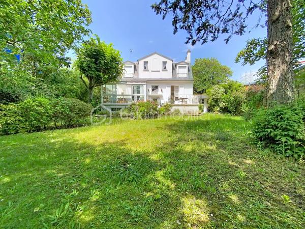 🏡 LE VÉSINET — Une maison de caractère style Mansard, écrin de sérénité.

Nichée dans l'un des environnements les plus recherchés du Vésinet, cette maison familiale déploie sur trois niveaux un art de vivre rare, où espace, lumière et raffinement se répondent.
Dès l'entrée, le ton est donné : une salle à manger généreuse ouvre sur un double séjour baigné de lumière, prolongé par une véranda qui invite la nature à l'intérieur. La cuisine fermée, tournée vers la terrasse, se prête aussi bien aux repas du quotidien qu'à la réception. Un vestiaire avec WC séparés complète avec élégance ce niveau de réception.
À l'étage, l'intimité prend toute sa dimension : trois chambres, dont une avec point d'eau, et une suite parentale à part entière — salle de bain, dressing, espace privatif pensé comme un véritable cocon. Une salle de bain supplémentaire et des WC séparés achèvent cette organisation pensée pour le confort de toute la famille.
Le sous-sol, entièrement aménagé, révèle une surprenante richesse d'usages : buanderie, salle de jeux avec point d'eau, chambre supplémentaire, atelier, cave à vins, chaufferie et débarras — autant d'espaces qui offrent une liberté rare pour vivre, recevoir et se ressourcer.
À l'extérieur, un jardin fleuri et verdoyant offre un véritable écrin de nature, propice à la détente et aux instants en famille. Garage et remise attenante, également équipés d'un point d'eau, complètent ce bien d'exception.
192 m² habitables, dans un cadre calme et privilégié, au cœur du Vésinet.
Une maison qui ne se raconte pas — elle se découvre.
Terrain de 726 m2