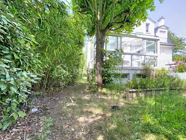 🏡 LE VÉSINET — Une maison de caractère style Mansard, écrin de sérénité.

Nichée dans l'un des environnements les plus recherchés du Vésinet, cette maison familiale déploie sur trois niveaux un art de vivre rare, où espace, lumière et raffinement se répondent.
Dès l'entrée, le ton est donné : une salle à manger généreuse ouvre sur un double séjour baigné de lumière, prolongé par une véranda qui invite la nature à l'intérieur. La cuisine fermée, tournée vers la terrasse, se prête aussi bien aux repas du quotidien qu'à la réception. Un vestiaire avec WC séparés complète avec élégance ce niveau de réception.
À l'étage, l'intimité prend toute sa dimension : trois chambres, dont une avec point d'eau, et une suite parentale à part entière — salle de bain, dressing, espace privatif pensé comme un véritable cocon. Une salle de bain supplémentaire et des WC séparés achèvent cette organisation pensée pour le confort de toute la famille.
Le sous-sol, entièrement aménagé, révèle une surprenante richesse d'usages : buanderie, salle de jeux avec point d'eau, chambre supplémentaire, atelier, cave à vins, chaufferie et débarras — autant d'espaces qui offrent une liberté rare pour vivre, recevoir et se ressourcer.
À l'extérieur, un jardin fleuri et verdoyant offre un véritable écrin de nature, propice à la détente et aux instants en famille. Garage et remise attenante, également équipés d'un point d'eau, complètent ce bien d'exception.
192 m² habitables, dans un cadre calme et privilégié, au cœur du Vésinet.
Une maison qui ne se raconte pas — elle se découvre.
Terrain de 726 m2
