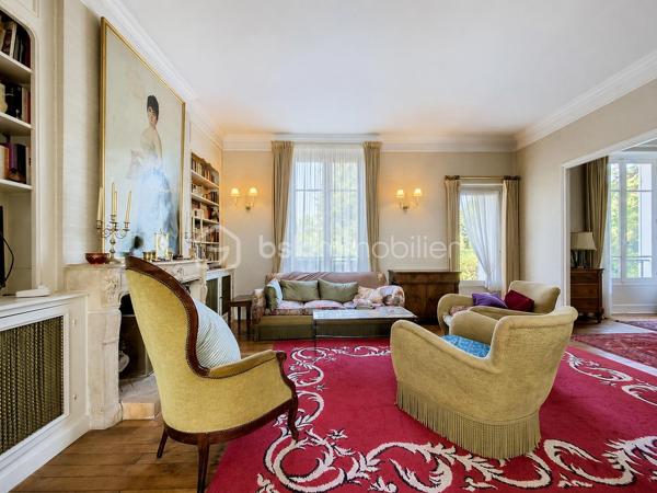 🏡 LE VÉSINET — Une maison de caractère style Mansard, écrin de sérénité.

Nichée dans l'un des environnements les plus recherchés du Vésinet, cette maison familiale déploie sur trois niveaux un art de vivre rare, où espace, lumière et raffinement se répondent.
Dès l'entrée, le ton est donné : une salle à manger généreuse ouvre sur un double séjour baigné de lumière, prolongé par une véranda qui invite la nature à l'intérieur. La cuisine fermée, tournée vers la terrasse, se prête aussi bien aux repas du quotidien qu'à la réception. Un vestiaire avec WC séparés complète avec élégance ce niveau de réception.
À l'étage, l'intimité prend toute sa dimension : trois chambres, dont une avec point d'eau, et une suite parentale à part entière — salle de bain, dressing, espace privatif pensé comme un véritable cocon. Une salle de bain supplémentaire et des WC séparés achèvent cette organisation pensée pour le confort de toute la famille.
Le sous-sol, entièrement aménagé, révèle une surprenante richesse d'usages : buanderie, salle de jeux avec point d'eau, chambre supplémentaire, atelier, cave à vins, chaufferie et débarras — autant d'espaces qui offrent une liberté rare pour vivre, recevoir et se ressourcer.
À l'extérieur, un jardin fleuri et verdoyant offre un véritable écrin de nature, propice à la détente et aux instants en famille. Garage et remise attenante, également équipés d'un point d'eau, complètent ce bien d'exception.
192 m² habitables, dans un cadre calme et privilégié, au cœur du Vésinet.
Une maison qui ne se raconte pas — elle se découvre.
Terrain de 726 m2