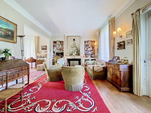 🏡 LE VÉSINET — Une maison de caractère style Mansard, écrin de sérénité.

Nichée dans l'un des environnements les plus recherchés du Vésinet, cette maison familiale déploie sur trois niveaux un art de vivre rare, où espace, lumière et raffinement se répondent.
Dès l'entrée, le ton est donné : une salle à manger généreuse ouvre sur un double séjour baigné de lumière, prolongé par une véranda qui invite la nature à l'intérieur. La cuisine fermée, tournée vers la terrasse, se prête aussi bien aux repas du quotidien qu'à la réception. Un vestiaire avec WC séparés complète avec élégance ce niveau de réception.
À l'étage, l'intimité prend toute sa dimension : trois chambres, dont une avec point d'eau, et une suite parentale à part entière — salle de bain, dressing, espace privatif pensé comme un véritable cocon. Une salle de bain supplémentaire et des WC séparés achèvent cette organisation pensée pour le confort de toute la famille.
Le sous-sol, entièrement aménagé, révèle une surprenante richesse d'usages : buanderie, salle de jeux avec point d'eau, chambre supplémentaire, atelier, cave à vins, chaufferie et débarras — autant d'espaces qui offrent une liberté rare pour vivre, recevoir et se ressourcer.
À l'extérieur, un jardin fleuri et verdoyant offre un véritable écrin de nature, propice à la détente et aux instants en famille. Garage et remise attenante, également équipés d'un point d'eau, complètent ce bien d'exception.
192 m² habitables, dans un cadre calme et privilégié, au cœur du Vésinet.
Une maison qui ne se raconte pas — elle se découvre.
Terrain de 726 m2