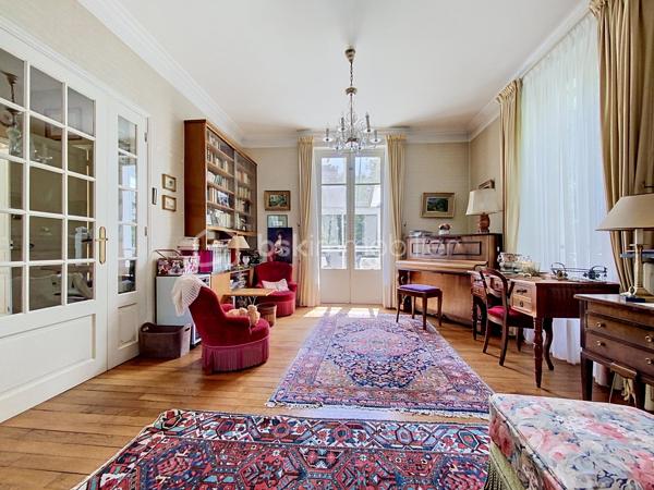🏡 LE VÉSINET — Une maison de caractère style Mansard, écrin de sérénité.

Nichée dans l'un des environnements les plus recherchés du Vésinet, cette maison familiale déploie sur trois niveaux un art de vivre rare, où espace, lumière et raffinement se répondent.
Dès l'entrée, le ton est donné : une salle à manger généreuse ouvre sur un double séjour baigné de lumière, prolongé par une véranda qui invite la nature à l'intérieur. La cuisine fermée, tournée vers la terrasse, se prête aussi bien aux repas du quotidien qu'à la réception. Un vestiaire avec WC séparés complète avec élégance ce niveau de réception.
À l'étage, l'intimité prend toute sa dimension : trois chambres, dont une avec point d'eau, et une suite parentale à part entière — salle de bain, dressing, espace privatif pensé comme un véritable cocon. Une salle de bain supplémentaire et des WC séparés achèvent cette organisation pensée pour le confort de toute la famille.
Le sous-sol, entièrement aménagé, révèle une surprenante richesse d'usages : buanderie, salle de jeux avec point d'eau, chambre supplémentaire, atelier, cave à vins, chaufferie et débarras — autant d'espaces qui offrent une liberté rare pour vivre, recevoir et se ressourcer.
À l'extérieur, un jardin fleuri et verdoyant offre un véritable écrin de nature, propice à la détente et aux instants en famille. Garage et remise attenante, également équipés d'un point d'eau, complètent ce bien d'exception.
192 m² habitables, dans un cadre calme et privilégié, au cœur du Vésinet.
Une maison qui ne se raconte pas — elle se découvre.
Terrain de 726 m2