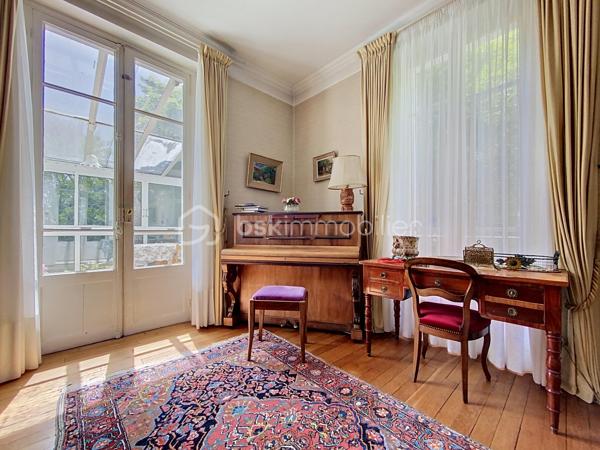 🏡 LE VÉSINET — Une maison de caractère style Mansard, écrin de sérénité.

Nichée dans l'un des environnements les plus recherchés du Vésinet, cette maison familiale déploie sur trois niveaux un art de vivre rare, où espace, lumière et raffinement se répondent.
Dès l'entrée, le ton est donné : une salle à manger généreuse ouvre sur un double séjour baigné de lumière, prolongé par une véranda qui invite la nature à l'intérieur. La cuisine fermée, tournée vers la terrasse, se prête aussi bien aux repas du quotidien qu'à la réception. Un vestiaire avec WC séparés complète avec élégance ce niveau de réception.
À l'étage, l'intimité prend toute sa dimension : trois chambres, dont une avec point d'eau, et une suite parentale à part entière — salle de bain, dressing, espace privatif pensé comme un véritable cocon. Une salle de bain supplémentaire et des WC séparés achèvent cette organisation pensée pour le confort de toute la famille.
Le sous-sol, entièrement aménagé, révèle une surprenante richesse d'usages : buanderie, salle de jeux avec point d'eau, chambre supplémentaire, atelier, cave à vins, chaufferie et débarras — autant d'espaces qui offrent une liberté rare pour vivre, recevoir et se ressourcer.
À l'extérieur, un jardin fleuri et verdoyant offre un véritable écrin de nature, propice à la détente et aux instants en famille. Garage et remise attenante, également équipés d'un point d'eau, complètent ce bien d'exception.
192 m² habitables, dans un cadre calme et privilégié, au cœur du Vésinet.
Une maison qui ne se raconte pas — elle se découvre.
Terrain de 726 m2