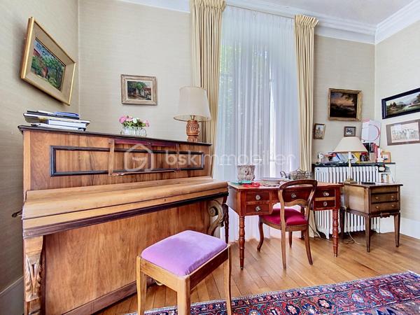 🏡 LE VÉSINET — Une maison de caractère style Mansard, écrin de sérénité.

Nichée dans l'un des environnements les plus recherchés du Vésinet, cette maison familiale déploie sur trois niveaux un art de vivre rare, où espace, lumière et raffinement se répondent.
Dès l'entrée, le ton est donné : une salle à manger généreuse ouvre sur un double séjour baigné de lumière, prolongé par une véranda qui invite la nature à l'intérieur. La cuisine fermée, tournée vers la terrasse, se prête aussi bien aux repas du quotidien qu'à la réception. Un vestiaire avec WC séparés complète avec élégance ce niveau de réception.
À l'étage, l'intimité prend toute sa dimension : trois chambres, dont une avec point d'eau, et une suite parentale à part entière — salle de bain, dressing, espace privatif pensé comme un véritable cocon. Une salle de bain supplémentaire et des WC séparés achèvent cette organisation pensée pour le confort de toute la famille.
Le sous-sol, entièrement aménagé, révèle une surprenante richesse d'usages : buanderie, salle de jeux avec point d'eau, chambre supplémentaire, atelier, cave à vins, chaufferie et débarras — autant d'espaces qui offrent une liberté rare pour vivre, recevoir et se ressourcer.
À l'extérieur, un jardin fleuri et verdoyant offre un véritable écrin de nature, propice à la détente et aux instants en famille. Garage et remise attenante, également équipés d'un point d'eau, complètent ce bien d'exception.
192 m² habitables, dans un cadre calme et privilégié, au cœur du Vésinet.
Une maison qui ne se raconte pas — elle se découvre.
Terrain de 726 m2