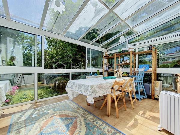 🏡 LE VÉSINET — Une maison de caractère style Mansard, écrin de sérénité.

Nichée dans l'un des environnements les plus recherchés du Vésinet, cette maison familiale déploie sur trois niveaux un art de vivre rare, où espace, lumière et raffinement se répondent.
Dès l'entrée, le ton est donné : une salle à manger généreuse ouvre sur un double séjour baigné de lumière, prolongé par une véranda qui invite la nature à l'intérieur. La cuisine fermée, tournée vers la terrasse, se prête aussi bien aux repas du quotidien qu'à la réception. Un vestiaire avec WC séparés complète avec élégance ce niveau de réception.
À l'étage, l'intimité prend toute sa dimension : trois chambres, dont une avec point d'eau, et une suite parentale à part entière — salle de bain, dressing, espace privatif pensé comme un véritable cocon. Une salle de bain supplémentaire et des WC séparés achèvent cette organisation pensée pour le confort de toute la famille.
Le sous-sol, entièrement aménagé, révèle une surprenante richesse d'usages : buanderie, salle de jeux avec point d'eau, chambre supplémentaire, atelier, cave à vins, chaufferie et débarras — autant d'espaces qui offrent une liberté rare pour vivre, recevoir et se ressourcer.
À l'extérieur, un jardin fleuri et verdoyant offre un véritable écrin de nature, propice à la détente et aux instants en famille. Garage et remise attenante, également équipés d'un point d'eau, complètent ce bien d'exception.
192 m² habitables, dans un cadre calme et privilégié, au cœur du Vésinet.
Une maison qui ne se raconte pas — elle se découvre.
Terrain de 726 m2