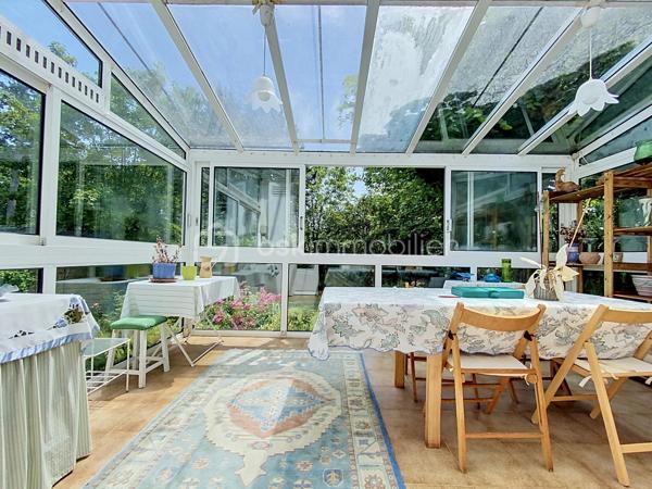 🏡 LE VÉSINET — Une maison de caractère style Mansard, écrin de sérénité.

Nichée dans l'un des environnements les plus recherchés du Vésinet, cette maison familiale déploie sur trois niveaux un art de vivre rare, où espace, lumière et raffinement se répondent.
Dès l'entrée, le ton est donné : une salle à manger généreuse ouvre sur un double séjour baigné de lumière, prolongé par une véranda qui invite la nature à l'intérieur. La cuisine fermée, tournée vers la terrasse, se prête aussi bien aux repas du quotidien qu'à la réception. Un vestiaire avec WC séparés complète avec élégance ce niveau de réception.
À l'étage, l'intimité prend toute sa dimension : trois chambres, dont une avec point d'eau, et une suite parentale à part entière — salle de bain, dressing, espace privatif pensé comme un véritable cocon. Une salle de bain supplémentaire et des WC séparés achèvent cette organisation pensée pour le confort de toute la famille.
Le sous-sol, entièrement aménagé, révèle une surprenante richesse d'usages : buanderie, salle de jeux avec point d'eau, chambre supplémentaire, atelier, cave à vins, chaufferie et débarras — autant d'espaces qui offrent une liberté rare pour vivre, recevoir et se ressourcer.
À l'extérieur, un jardin fleuri et verdoyant offre un véritable écrin de nature, propice à la détente et aux instants en famille. Garage et remise attenante, également équipés d'un point d'eau, complètent ce bien d'exception.
192 m² habitables, dans un cadre calme et privilégié, au cœur du Vésinet.
Une maison qui ne se raconte pas — elle se découvre.
Terrain de 726 m2