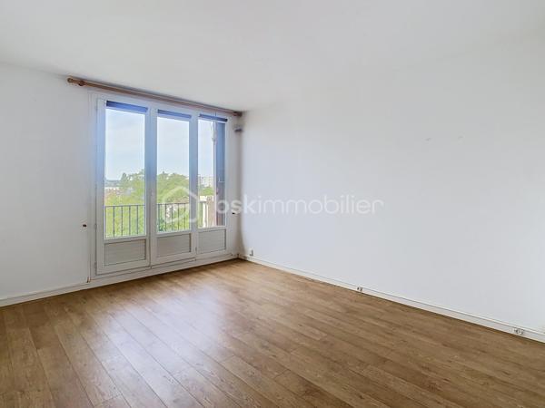 À Chatou, dans une résidence calme, sécurisée et verdoyante, se dévoile un appartement T2 de 44 m², pensé pour allier confort et élégance discrète.
Au 3ème étage d'un immeuble sans ascenseur, l'entrée distribue avec fluidité un salon baigné de lumière, ouvert sur un balcon où il fait bon savourer les premiers rayons du matin. La cuisine, entièrement équipée et fermée, préserve l'intimité du salon tout en offrant tout le confort du quotidien.
La chambre, dotée d'un placard intégré, invite au repos, tandis que la salle d'eau, entièrement refaite, apporte une touche de modernité raffinée. Un WC séparé complète cet agencement pensé dans les moindres détails.
À l'écart des tracas du quotidien, une cave saine et une place de parking privative viennent parfaire ce bien rare.
Dans  un environnement paisible et verdoyant, à seulement 5 minutes des commerces et 15 minutes de la gare du RER A, cet appartement conjugue la tranquillité d'un cadre de vie privilégié à la proximité de toutes les commodités.
Un bien qui séduit dès la première visite.