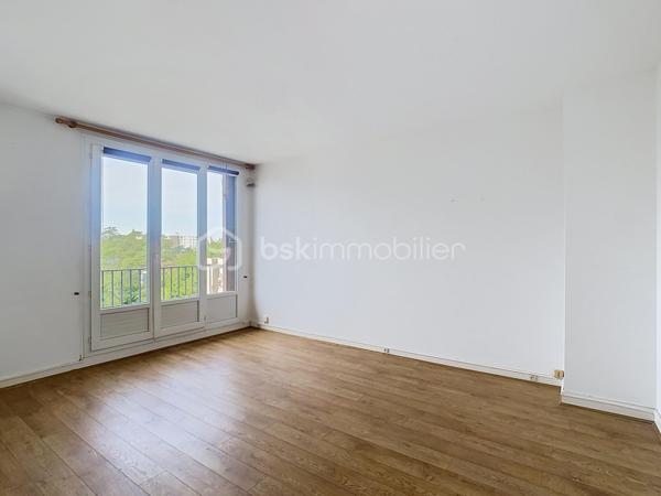 À Chatou, dans une résidence calme, sécurisée et verdoyante, se dévoile un appartement T2 de 44 m², pensé pour allier confort et élégance discrète.
Au 3ème étage d'un immeuble sans ascenseur, l'entrée distribue avec fluidité un salon baigné de lumière, ouvert sur un balcon où il fait bon savourer les premiers rayons du matin. La cuisine, entièrement équipée et fermée, préserve l'intimité du salon tout en offrant tout le confort du quotidien.
La chambre, dotée d'un placard intégré, invite au repos, tandis que la salle d'eau, entièrement refaite, apporte une touche de modernité raffinée. Un WC séparé complète cet agencement pensé dans les moindres détails.
À l'écart des tracas du quotidien, une cave saine et une place de parking privative viennent parfaire ce bien rare.
Dans  un environnement paisible et verdoyant, à seulement 5 minutes des commerces et 15 minutes de la gare du RER A, cet appartement conjugue la tranquillité d'un cadre de vie privilégié à la proximité de toutes les commodités.
Un bien qui séduit dès la première visite.