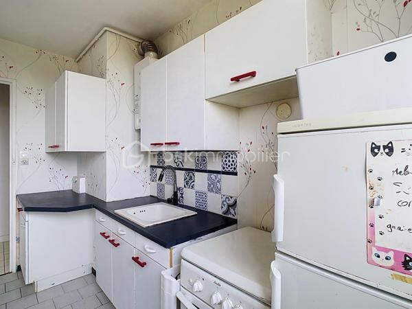 À Chatou, dans une résidence calme, sécurisée et verdoyante, se dévoile un appartement T2 de 44 m², pensé pour allier confort et élégance discrète.
Au 3ème étage d'un immeuble sans ascenseur, l'entrée distribue avec fluidité un salon baigné de lumière, ouvert sur un balcon où il fait bon savourer les premiers rayons du matin. La cuisine, entièrement équipée et fermée, préserve l'intimité du salon tout en offrant tout le confort du quotidien.
La chambre, dotée d'un placard intégré, invite au repos, tandis que la salle d'eau, entièrement refaite, apporte une touche de modernité raffinée. Un WC séparé complète cet agencement pensé dans les moindres détails.
À l'écart des tracas du quotidien, une cave saine et une place de parking privative viennent parfaire ce bien rare.
Dans  un environnement paisible et verdoyant, à seulement 5 minutes des commerces et 15 minutes de la gare du RER A, cet appartement conjugue la tranquillité d'un cadre de vie privilégié à la proximité de toutes les commodités.
Un bien qui séduit dès la première visite.