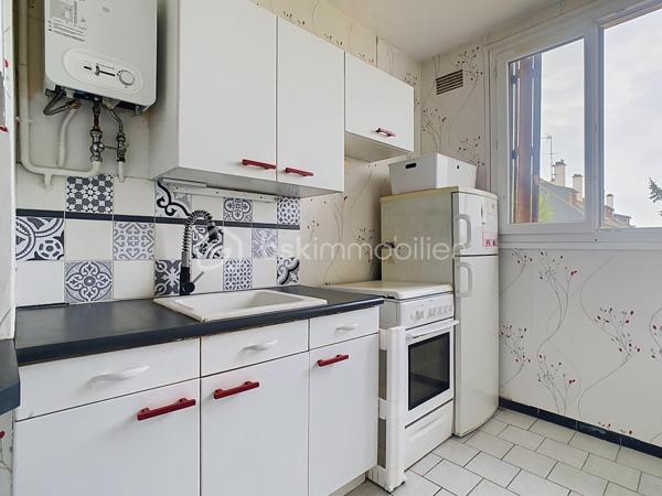 À Chatou, dans une résidence calme, sécurisée et verdoyante, se dévoile un appartement T2 de 44 m², pensé pour allier confort et élégance discrète.
Au 3ème étage d'un immeuble sans ascenseur, l'entrée distribue avec fluidité un salon baigné de lumière, ouvert sur un balcon où il fait bon savourer les premiers rayons du matin. La cuisine, entièrement équipée et fermée, préserve l'intimité du salon tout en offrant tout le confort du quotidien.
La chambre, dotée d'un placard intégré, invite au repos, tandis que la salle d'eau, entièrement refaite, apporte une touche de modernité raffinée. Un WC séparé complète cet agencement pensé dans les moindres détails.
À l'écart des tracas du quotidien, une cave saine et une place de parking privative viennent parfaire ce bien rare.
Dans  un environnement paisible et verdoyant, à seulement 5 minutes des commerces et 15 minutes de la gare du RER A, cet appartement conjugue la tranquillité d'un cadre de vie privilégié à la proximité de toutes les commodités.
Un bien qui séduit dès la première visite.