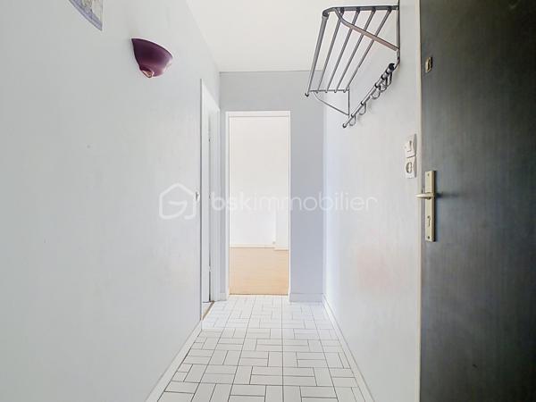 À Chatou, dans une résidence calme, sécurisée et verdoyante, se dévoile un appartement T2 de 44 m², pensé pour allier confort et élégance discrète.
Au 3ème étage d'un immeuble sans ascenseur, l'entrée distribue avec fluidité un salon baigné de lumière, ouvert sur un balcon où il fait bon savourer les premiers rayons du matin. La cuisine, entièrement équipée et fermée, préserve l'intimité du salon tout en offrant tout le confort du quotidien.
La chambre, dotée d'un placard intégré, invite au repos, tandis que la salle d'eau, entièrement refaite, apporte une touche de modernité raffinée. Un WC séparé complète cet agencement pensé dans les moindres détails.
À l'écart des tracas du quotidien, une cave saine et une place de parking privative viennent parfaire ce bien rare.
Dans  un environnement paisible et verdoyant, à seulement 5 minutes des commerces et 15 minutes de la gare du RER A, cet appartement conjugue la tranquillité d'un cadre de vie privilégié à la proximité de toutes les commodités.
Un bien qui séduit dès la première visite.