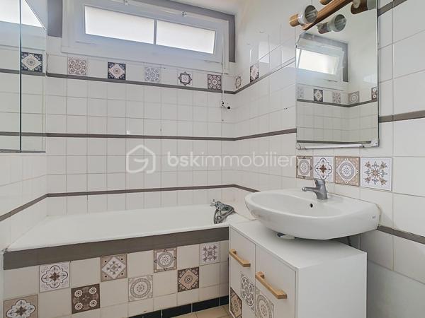À Chatou, dans une résidence calme, sécurisée et verdoyante, se dévoile un appartement T2 de 44 m², pensé pour allier confort et élégance discrète.
Au 3ème étage d'un immeuble sans ascenseur, l'entrée distribue avec fluidité un salon baigné de lumière, ouvert sur un balcon où il fait bon savourer les premiers rayons du matin. La cuisine, entièrement équipée et fermée, préserve l'intimité du salon tout en offrant tout le confort du quotidien.
La chambre, dotée d'un placard intégré, invite au repos, tandis que la salle d'eau, entièrement refaite, apporte une touche de modernité raffinée. Un WC séparé complète cet agencement pensé dans les moindres détails.
À l'écart des tracas du quotidien, une cave saine et une place de parking privative viennent parfaire ce bien rare.
Dans  un environnement paisible et verdoyant, à seulement 5 minutes des commerces et 15 minutes de la gare du RER A, cet appartement conjugue la tranquillité d'un cadre de vie privilégié à la proximité de toutes les commodités.
Un bien qui séduit dès la première visite.