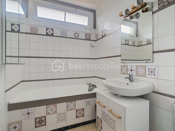 À Chatou, dans une résidence calme, sécurisée et verdoyante, se dévoile un appartement T2 de 44 m², pensé pour allier confort et élégance discrète.
Au 3ème étage d'un immeuble sans ascenseur, l'entrée distribue avec fluidité un salon baigné de lumière, ouvert sur un balcon où il fait bon savourer les premiers rayons du matin. La cuisine, entièrement équipée et fermée, préserve l'intimité du salon tout en offrant tout le confort du quotidien.
La chambre, dotée d'un placard intégré, invite au repos, tandis que la salle d'eau, entièrement refaite, apporte une touche de modernité raffinée. Un WC séparé complète cet agencement pensé dans les moindres détails.
À l'écart des tracas du quotidien, une cave saine et une place de parking privative viennent parfaire ce bien rare.
Dans  un environnement paisible et verdoyant, à seulement 5 minutes des commerces et 15 minutes de la gare du RER A, cet appartement conjugue la tranquillité d'un cadre de vie privilégié à la proximité de toutes les commodités.
Un bien qui séduit dès la première visite.