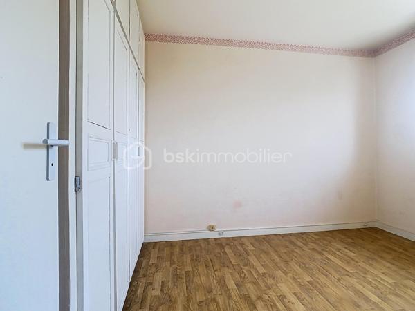 À Chatou, dans une résidence calme, sécurisée et verdoyante, se dévoile un appartement T2 de 44 m², pensé pour allier confort et élégance discrète.
Au 3ème étage d'un immeuble sans ascenseur, l'entrée distribue avec fluidité un salon baigné de lumière, ouvert sur un balcon où il fait bon savourer les premiers rayons du matin. La cuisine, entièrement équipée et fermée, préserve l'intimité du salon tout en offrant tout le confort du quotidien.
La chambre, dotée d'un placard intégré, invite au repos, tandis que la salle d'eau, entièrement refaite, apporte une touche de modernité raffinée. Un WC séparé complète cet agencement pensé dans les moindres détails.
À l'écart des tracas du quotidien, une cave saine et une place de parking privative viennent parfaire ce bien rare.
Dans  un environnement paisible et verdoyant, à seulement 5 minutes des commerces et 15 minutes de la gare du RER A, cet appartement conjugue la tranquillité d'un cadre de vie privilégié à la proximité de toutes les commodités.
Un bien qui séduit dès la première visite.
