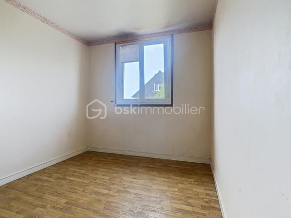 À Chatou, dans une résidence calme, sécurisée et verdoyante, se dévoile un appartement T2 de 44 m², pensé pour allier confort et élégance discrète.
Au 3ème étage d'un immeuble sans ascenseur, l'entrée distribue avec fluidité un salon baigné de lumière, ouvert sur un balcon où il fait bon savourer les premiers rayons du matin. La cuisine, entièrement équipée et fermée, préserve l'intimité du salon tout en offrant tout le confort du quotidien.
La chambre, dotée d'un placard intégré, invite au repos, tandis que la salle d'eau, entièrement refaite, apporte une touche de modernité raffinée. Un WC séparé complète cet agencement pensé dans les moindres détails.
À l'écart des tracas du quotidien, une cave saine et une place de parking privative viennent parfaire ce bien rare.
Dans  un environnement paisible et verdoyant, à seulement 5 minutes des commerces et 15 minutes de la gare du RER A, cet appartement conjugue la tranquillité d'un cadre de vie privilégié à la proximité de toutes les commodités.
Un bien qui séduit dès la première visite.