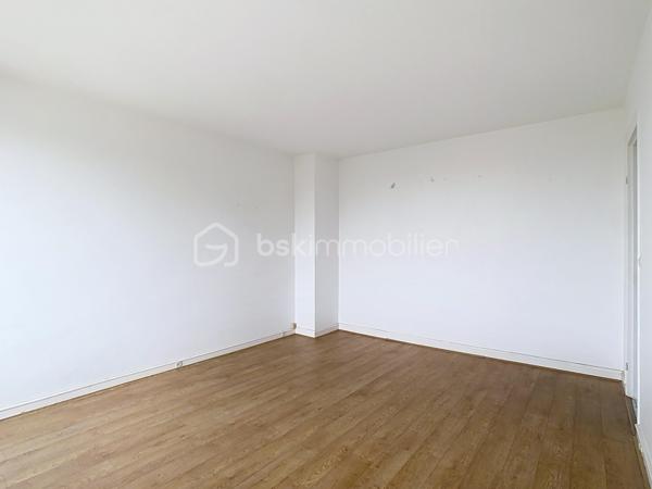 À Chatou, dans une résidence calme, sécurisée et verdoyante, se dévoile un appartement T2 de 44 m², pensé pour allier confort et élégance discrète.
Au 3ème étage d'un immeuble sans ascenseur, l'entrée distribue avec fluidité un salon baigné de lumière, ouvert sur un balcon où il fait bon savourer les premiers rayons du matin. La cuisine, entièrement équipée et fermée, préserve l'intimité du salon tout en offrant tout le confort du quotidien.
La chambre, dotée d'un placard intégré, invite au repos, tandis que la salle d'eau, entièrement refaite, apporte une touche de modernité raffinée. Un WC séparé complète cet agencement pensé dans les moindres détails.
À l'écart des tracas du quotidien, une cave saine et une place de parking privative viennent parfaire ce bien rare.
Dans  un environnement paisible et verdoyant, à seulement 5 minutes des commerces et 15 minutes de la gare du RER A, cet appartement conjugue la tranquillité d'un cadre de vie privilégié à la proximité de toutes les commodités.
Un bien qui séduit dès la première visite.
