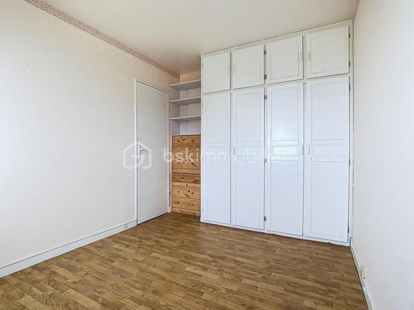 À Chatou, dans une résidence calme, sécurisée et verdoyante, se dévoile un appartement T2 de 44 m², pensé pour allier confort et élégance discrète.
Au 3ème étage d'un immeuble sans ascenseur, l'entrée distribue avec fluidité un salon baigné de lumière, ouvert sur un balcon où il fait bon savourer les premiers rayons du matin. La cuisine, entièrement équipée et fermée, préserve l'intimité du salon tout en offrant tout le confort du quotidien.
La chambre, dotée d'un placard intégré, invite au repos, tandis que la salle d'eau, entièrement refaite, apporte une touche de modernité raffinée. Un WC séparé complète cet agencement pensé dans les moindres détails.
À l'écart des tracas du quotidien, une cave saine et une place de parking privative viennent parfaire ce bien rare.
Dans  un environnement paisible et verdoyant, à seulement 5 minutes des commerces et 15 minutes de la gare du RER A, cet appartement conjugue la tranquillité d'un cadre de vie privilégié à la proximité de toutes les commodités.
Un bien qui séduit dès la première visite.