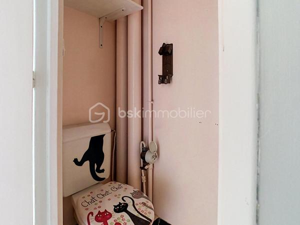 À Chatou, dans une résidence calme, sécurisée et verdoyante, se dévoile un appartement T2 de 44 m², pensé pour allier confort et élégance discrète.
Au 3ème étage d'un immeuble sans ascenseur, l'entrée distribue avec fluidité un salon baigné de lumière, ouvert sur un balcon où il fait bon savourer les premiers rayons du matin. La cuisine, entièrement équipée et fermée, préserve l'intimité du salon tout en offrant tout le confort du quotidien.
La chambre, dotée d'un placard intégré, invite au repos, tandis que la salle d'eau, entièrement refaite, apporte une touche de modernité raffinée. Un WC séparé complète cet agencement pensé dans les moindres détails.
À l'écart des tracas du quotidien, une cave saine et une place de parking privative viennent parfaire ce bien rare.
Dans  un environnement paisible et verdoyant, à seulement 5 minutes des commerces et 15 minutes de la gare du RER A, cet appartement conjugue la tranquillité d'un cadre de vie privilégié à la proximité de toutes les commodités.
Un bien qui séduit dès la première visite.