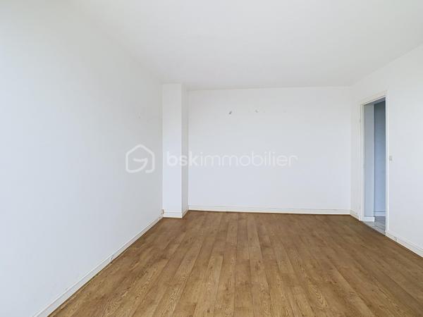 À Chatou, dans une résidence calme, sécurisée et verdoyante, se dévoile un appartement T2 de 44 m², pensé pour allier confort et élégance discrète.
Au 3ème étage d'un immeuble sans ascenseur, l'entrée distribue avec fluidité un salon baigné de lumière, ouvert sur un balcon où il fait bon savourer les premiers rayons du matin. La cuisine, entièrement équipée et fermée, préserve l'intimité du salon tout en offrant tout le confort du quotidien.
La chambre, dotée d'un placard intégré, invite au repos, tandis que la salle d'eau, entièrement refaite, apporte une touche de modernité raffinée. Un WC séparé complète cet agencement pensé dans les moindres détails.
À l'écart des tracas du quotidien, une cave saine et une place de parking privative viennent parfaire ce bien rare.
Dans  un environnement paisible et verdoyant, à seulement 5 minutes des commerces et 15 minutes de la gare du RER A, cet appartement conjugue la tranquillité d'un cadre de vie privilégié à la proximité de toutes les commodités.
Un bien qui séduit dès la première visite.