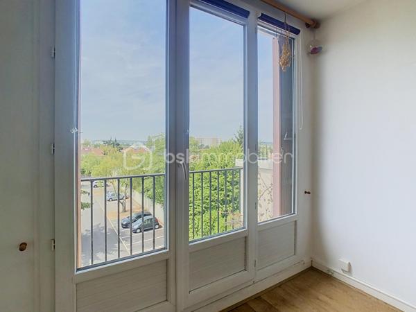 À Chatou, dans une résidence calme, sécurisée et verdoyante, se dévoile un appartement T2 de 44 m², pensé pour allier confort et élégance discrète.
Au 3ème étage d'un immeuble sans ascenseur, l'entrée distribue avec fluidité un salon baigné de lumière, ouvert sur un balcon où il fait bon savourer les premiers rayons du matin. La cuisine, entièrement équipée et fermée, préserve l'intimité du salon tout en offrant tout le confort du quotidien.
La chambre, dotée d'un placard intégré, invite au repos, tandis que la salle d'eau, entièrement refaite, apporte une touche de modernité raffinée. Un WC séparé complète cet agencement pensé dans les moindres détails.
À l'écart des tracas du quotidien, une cave saine et une place de parking privative viennent parfaire ce bien rare.
Dans  un environnement paisible et verdoyant, à seulement 5 minutes des commerces et 15 minutes de la gare du RER A, cet appartement conjugue la tranquillité d'un cadre de vie privilégié à la proximité de toutes les commodités.
Un bien qui séduit dès la première visite.
