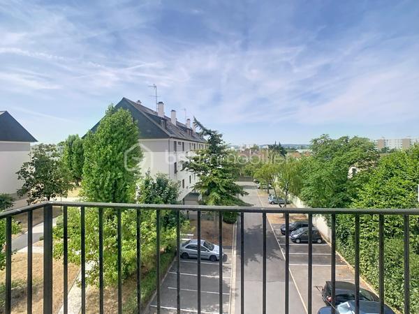 À Chatou, dans une résidence calme, sécurisée et verdoyante, se dévoile un appartement T2 de 44 m², pensé pour allier confort et élégance discrète.
Au 3ème étage d'un immeuble sans ascenseur, l'entrée distribue avec fluidité un salon baigné de lumière, ouvert sur un balcon où il fait bon savourer les premiers rayons du matin. La cuisine, entièrement équipée et fermée, préserve l'intimité du salon tout en offrant tout le confort du quotidien.
La chambre, dotée d'un placard intégré, invite au repos, tandis que la salle d'eau, entièrement refaite, apporte une touche de modernité raffinée. Un WC séparé complète cet agencement pensé dans les moindres détails.
À l'écart des tracas du quotidien, une cave saine et une place de parking privative viennent parfaire ce bien rare.
Dans  un environnement paisible et verdoyant, à seulement 5 minutes des commerces et 15 minutes de la gare du RER A, cet appartement conjugue la tranquillité d'un cadre de vie privilégié à la proximité de toutes les commodités.
Un bien qui séduit dès la première visite.