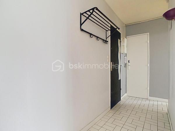 À Chatou, dans une résidence calme, sécurisée et verdoyante, se dévoile un appartement T2 de 44 m², pensé pour allier confort et élégance discrète.
Au 3ème étage d'un immeuble sans ascenseur, l'entrée distribue avec fluidité un salon baigné de lumière, ouvert sur un balcon où il fait bon savourer les premiers rayons du matin. La cuisine, entièrement équipée et fermée, préserve l'intimité du salon tout en offrant tout le confort du quotidien.
La chambre, dotée d'un placard intégré, invite au repos, tandis que la salle d'eau, entièrement refaite, apporte une touche de modernité raffinée. Un WC séparé complète cet agencement pensé dans les moindres détails.
À l'écart des tracas du quotidien, une cave saine et une place de parking privative viennent parfaire ce bien rare.
Dans  un environnement paisible et verdoyant, à seulement 5 minutes des commerces et 15 minutes de la gare du RER A, cet appartement conjugue la tranquillité d'un cadre de vie privilégié à la proximité de toutes les commodités.
Un bien qui séduit dès la première visite.