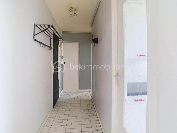 À Chatou, dans une résidence calme, sécurisée et verdoyante, se dévoile un appartement T2 de 44 m², pensé pour allier confort et élégance discrète.
Au 3ème étage d'un immeuble sans ascenseur, l'entrée distribue avec fluidité un salon baigné de lumière, ouvert sur un balcon où il fait bon savourer les premiers rayons du matin. La cuisine, entièrement équipée et fermée, préserve l'intimité du salon tout en offrant tout le confort du quotidien.
La chambre, dotée d'un placard intégré, invite au repos, tandis que la salle d'eau, entièrement refaite, apporte une touche de modernité raffinée. Un WC séparé complète cet agencement pensé dans les moindres détails.
À l'écart des tracas du quotidien, une cave saine et une place de parking privative viennent parfaire ce bien rare.
Dans  un environnement paisible et verdoyant, à seulement 5 minutes des commerces et 15 minutes de la gare du RER A, cet appartement conjugue la tranquillité d'un cadre de vie privilégié à la proximité de toutes les commodités.
Un bien qui séduit dès la première visite.
