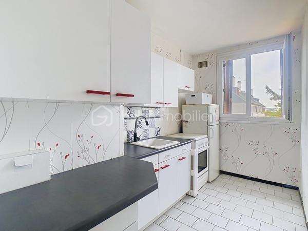 À Chatou, dans une résidence calme, sécurisée et verdoyante, se dévoile un appartement T2 de 44 m², pensé pour allier confort et élégance discrète.
Au 3ème étage d'un immeuble sans ascenseur, l'entrée distribue avec fluidité un salon baigné de lumière, ouvert sur un balcon où il fait bon savourer les premiers rayons du matin. La cuisine, entièrement équipée et fermée, préserve l'intimité du salon tout en offrant tout le confort du quotidien.
La chambre, dotée d'un placard intégré, invite au repos, tandis que la salle d'eau, entièrement refaite, apporte une touche de modernité raffinée. Un WC séparé complète cet agencement pensé dans les moindres détails.
À l'écart des tracas du quotidien, une cave saine et une place de parking privative viennent parfaire ce bien rare.
Dans  un environnement paisible et verdoyant, à seulement 5 minutes des commerces et 15 minutes de la gare du RER A, cet appartement conjugue la tranquillité d'un cadre de vie privilégié à la proximité de toutes les commodités.
Un bien qui séduit dès la première visite.