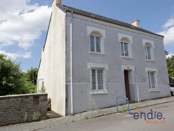 Maison familiale au beau potentiel.