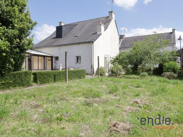 Maison familiale au beau potentiel.