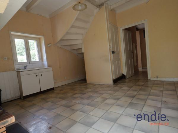 Maison familiale au beau potentiel.