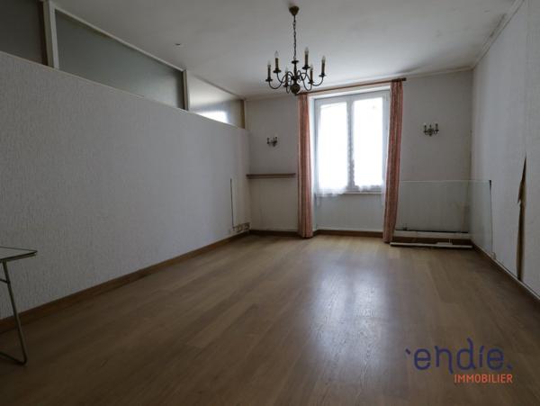 Maison familiale au beau potentiel.