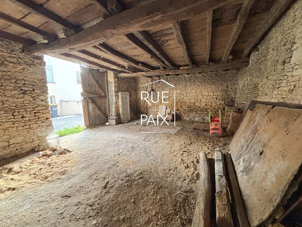 86190 VOUILLE Parking / box Vouille 120 m2