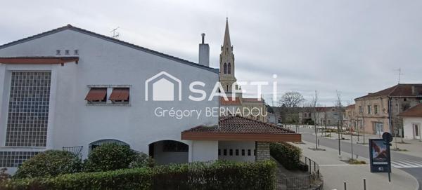 Idéalement situé au coeur du bourg.