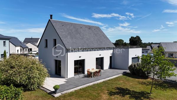 Installée sur une belle parcelle close de 930 m², cette jolie construction de 2017 combine les lignes épurées d'aujourd'hui et le confort d'un intérieur particulièrement soigné. Très économe au quotidien (classée A), elle offre un cadre de vie aussi doux pour le budget que pour l'esprit.

Dès l'entrée, l'ambiance est donnée. Le regard se tourne naturellement vers la pièce maîtresse : un espace de vie de 45 m² très lumineux, où le salon, le séjour et la cuisine équipée se partagent l'espace en toute convivialité. Ce rez-de-chaussée a été pensé pour vous simplifier la vie grâce à un véritable aménagement de plain-pied : vous y trouverez une chambre, une salle de bains complète (baignoire et douche) ainsi qu'un WC séparé. Une buanderie très pratique fait le lien direct avec le garage.

A l'étage, vous découvrez une mezzanine agréable qui peut devenir votre coin de lecture. Les enfants disposeront de deux chambres tandis que les parents s'approprieront une véritable suite avec dressing et salle d'eau privative. Le vrai luxe de cette chambre : Une baie vitrée qui s'ouvre sur une terrasse suspendue, parfaite pour les premiers cafés du matin !

Côté jardin
Profitez d'une grande terrasse face à un terrain arboré de plusieurs arbres fruitiers. Entièrement clos et équipé d'un portail en aluminium électrique, le jardin devient un terrain de jeu sécurisé pour toute la famille.

Les points forts à retenir :

Construction de 2017 avec d'excellentes performances énergétiques (Classe A).

Configuration de plain-pied au rez-de-chaussée.

4 chambres au total, dont une suite parentale avec sa terrasse perchée !

Extérieur clos, arboré et intimiste.
