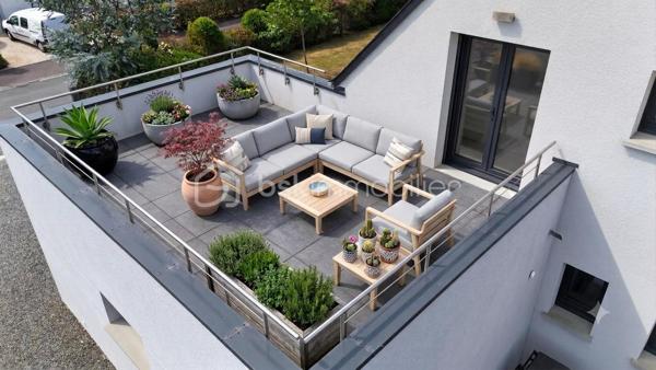 Installée sur une belle parcelle close de 930 m², cette jolie construction de 2017 combine les lignes épurées d'aujourd'hui et le confort d'un intérieur particulièrement soigné. Très économe au quotidien (classée A), elle offre un cadre de vie aussi doux pour le budget que pour l'esprit.

Dès l'entrée, l'ambiance est donnée. Le regard se tourne naturellement vers la pièce maîtresse : un espace de vie de 45 m² très lumineux, où le salon, le séjour et la cuisine équipée se partagent l'espace en toute convivialité. Ce rez-de-chaussée a été pensé pour vous simplifier la vie grâce à un véritable aménagement de plain-pied : vous y trouverez une chambre, une salle de bains complète (baignoire et douche) ainsi qu'un WC séparé. Une buanderie très pratique fait le lien direct avec le garage.

A l'étage, vous découvrez une mezzanine agréable qui peut devenir votre coin de lecture. Les enfants disposeront de deux chambres tandis que les parents s'approprieront une véritable suite avec dressing et salle d'eau privative. Le vrai luxe de cette chambre : Une baie vitrée qui s'ouvre sur une terrasse suspendue, parfaite pour les premiers cafés du matin !

Côté jardin
Profitez d'une grande terrasse face à un terrain arboré de plusieurs arbres fruitiers. Entièrement clos et équipé d'un portail en aluminium électrique, le jardin devient un terrain de jeu sécurisé pour toute la famille.

Les points forts à retenir :

Construction de 2017 avec d'excellentes performances énergétiques (Classe A).

Configuration de plain-pied au rez-de-chaussée.

4 chambres au total, dont une suite parentale avec sa terrasse perchée !

Extérieur clos, arboré et intimiste.