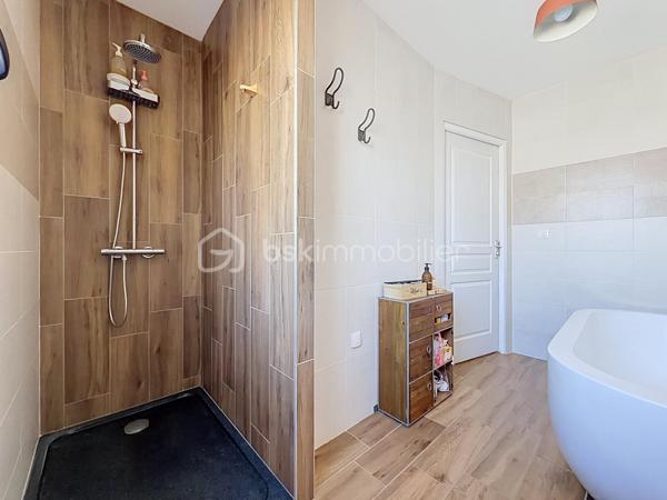 Installée sur une belle parcelle close de 930 m², cette jolie construction de 2017 combine les lignes épurées d'aujourd'hui et le confort d'un intérieur particulièrement soigné. Très économe au quotidien (classée A), elle offre un cadre de vie aussi doux pour le budget que pour l'esprit.

Dès l'entrée, l'ambiance est donnée. Le regard se tourne naturellement vers la pièce maîtresse : un espace de vie de 45 m² très lumineux, où le salon, le séjour et la cuisine équipée se partagent l'espace en toute convivialité. Ce rez-de-chaussée a été pensé pour vous simplifier la vie grâce à un véritable aménagement de plain-pied : vous y trouverez une chambre, une salle de bains complète (baignoire et douche) ainsi qu'un WC séparé. Une buanderie très pratique fait le lien direct avec le garage.

A l'étage, vous découvrez une mezzanine agréable qui peut devenir votre coin de lecture. Les enfants disposeront de deux chambres tandis que les parents s'approprieront une véritable suite avec dressing et salle d'eau privative. Le vrai luxe de cette chambre : Une baie vitrée qui s'ouvre sur une terrasse suspendue, parfaite pour les premiers cafés du matin !

Côté jardin
Profitez d'une grande terrasse face à un terrain arboré de plusieurs arbres fruitiers. Entièrement clos et équipé d'un portail en aluminium électrique, le jardin devient un terrain de jeu sécurisé pour toute la famille.

Les points forts à retenir :

Construction de 2017 avec d'excellentes performances énergétiques (Classe A).

Configuration de plain-pied au rez-de-chaussée.

4 chambres au total, dont une suite parentale avec sa terrasse perchée !

Extérieur clos, arboré et intimiste.