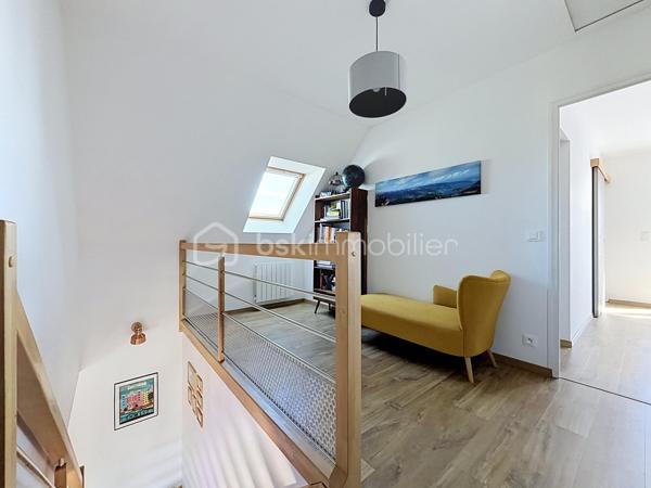 Installée sur une belle parcelle close de 930 m², cette jolie construction de 2017 combine les lignes épurées d'aujourd'hui et le confort d'un intérieur particulièrement soigné. Très économe au quotidien (classée A), elle offre un cadre de vie aussi doux pour le budget que pour l'esprit.

Dès l'entrée, l'ambiance est donnée. Le regard se tourne naturellement vers la pièce maîtresse : un espace de vie de 45 m² très lumineux, où le salon, le séjour et la cuisine équipée se partagent l'espace en toute convivialité. Ce rez-de-chaussée a été pensé pour vous simplifier la vie grâce à un véritable aménagement de plain-pied : vous y trouverez une chambre, une salle de bains complète (baignoire et douche) ainsi qu'un WC séparé. Une buanderie très pratique fait le lien direct avec le garage.

A l'étage, vous découvrez une mezzanine agréable qui peut devenir votre coin de lecture. Les enfants disposeront de deux chambres tandis que les parents s'approprieront une véritable suite avec dressing et salle d'eau privative. Le vrai luxe de cette chambre : Une baie vitrée qui s'ouvre sur une terrasse suspendue, parfaite pour les premiers cafés du matin !

Côté jardin
Profitez d'une grande terrasse face à un terrain arboré de plusieurs arbres fruitiers. Entièrement clos et équipé d'un portail en aluminium électrique, le jardin devient un terrain de jeu sécurisé pour toute la famille.

Les points forts à retenir :

Construction de 2017 avec d'excellentes performances énergétiques (Classe A).

Configuration de plain-pied au rez-de-chaussée.

4 chambres au total, dont une suite parentale avec sa terrasse perchée !

Extérieur clos, arboré et intimiste.