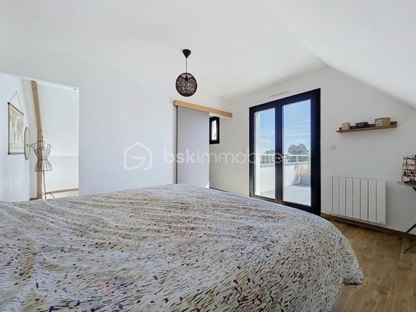 Installée sur une belle parcelle close de 930 m², cette jolie construction de 2017 combine les lignes épurées d'aujourd'hui et le confort d'un intérieur particulièrement soigné. Très économe au quotidien (classée A), elle offre un cadre de vie aussi doux pour le budget que pour l'esprit.

Dès l'entrée, l'ambiance est donnée. Le regard se tourne naturellement vers la pièce maîtresse : un espace de vie de 45 m² très lumineux, où le salon, le séjour et la cuisine équipée se partagent l'espace en toute convivialité. Ce rez-de-chaussée a été pensé pour vous simplifier la vie grâce à un véritable aménagement de plain-pied : vous y trouverez une chambre, une salle de bains complète (baignoire et douche) ainsi qu'un WC séparé. Une buanderie très pratique fait le lien direct avec le garage.

A l'étage, vous découvrez une mezzanine agréable qui peut devenir votre coin de lecture. Les enfants disposeront de deux chambres tandis que les parents s'approprieront une véritable suite avec dressing et salle d'eau privative. Le vrai luxe de cette chambre : Une baie vitrée qui s'ouvre sur une terrasse suspendue, parfaite pour les premiers cafés du matin !

Côté jardin
Profitez d'une grande terrasse face à un terrain arboré de plusieurs arbres fruitiers. Entièrement clos et équipé d'un portail en aluminium électrique, le jardin devient un terrain de jeu sécurisé pour toute la famille.

Les points forts à retenir :

Construction de 2017 avec d'excellentes performances énergétiques (Classe A).

Configuration de plain-pied au rez-de-chaussée.

4 chambres au total, dont une suite parentale avec sa terrasse perchée !

Extérieur clos, arboré et intimiste.