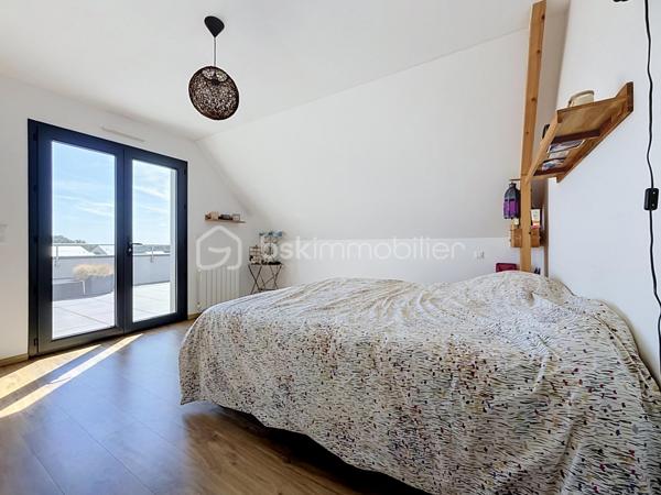 Installée sur une belle parcelle close de 930 m², cette jolie construction de 2017 combine les lignes épurées d'aujourd'hui et le confort d'un intérieur particulièrement soigné. Très économe au quotidien (classée A), elle offre un cadre de vie aussi doux pour le budget que pour l'esprit.

Dès l'entrée, l'ambiance est donnée. Le regard se tourne naturellement vers la pièce maîtresse : un espace de vie de 45 m² très lumineux, où le salon, le séjour et la cuisine équipée se partagent l'espace en toute convivialité. Ce rez-de-chaussée a été pensé pour vous simplifier la vie grâce à un véritable aménagement de plain-pied : vous y trouverez une chambre, une salle de bains complète (baignoire et douche) ainsi qu'un WC séparé. Une buanderie très pratique fait le lien direct avec le garage.

A l'étage, vous découvrez une mezzanine agréable qui peut devenir votre coin de lecture. Les enfants disposeront de deux chambres tandis que les parents s'approprieront une véritable suite avec dressing et salle d'eau privative. Le vrai luxe de cette chambre : Une baie vitrée qui s'ouvre sur une terrasse suspendue, parfaite pour les premiers cafés du matin !

Côté jardin
Profitez d'une grande terrasse face à un terrain arboré de plusieurs arbres fruitiers. Entièrement clos et équipé d'un portail en aluminium électrique, le jardin devient un terrain de jeu sécurisé pour toute la famille.

Les points forts à retenir :

Construction de 2017 avec d'excellentes performances énergétiques (Classe A).

Configuration de plain-pied au rez-de-chaussée.

4 chambres au total, dont une suite parentale avec sa terrasse perchée !

Extérieur clos, arboré et intimiste.