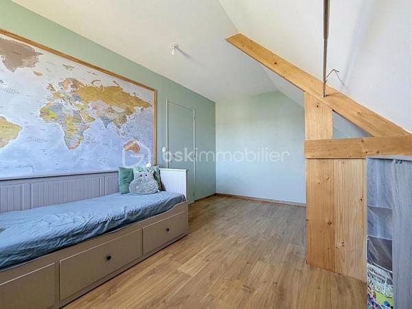 Installée sur une belle parcelle close de 930 m², cette jolie construction de 2017 combine les lignes épurées d'aujourd'hui et le confort d'un intérieur particulièrement soigné. Très économe au quotidien (classée A), elle offre un cadre de vie aussi doux pour le budget que pour l'esprit.

Dès l'entrée, l'ambiance est donnée. Le regard se tourne naturellement vers la pièce maîtresse : un espace de vie de 45 m² très lumineux, où le salon, le séjour et la cuisine équipée se partagent l'espace en toute convivialité. Ce rez-de-chaussée a été pensé pour vous simplifier la vie grâce à un véritable aménagement de plain-pied : vous y trouverez une chambre, une salle de bains complète (baignoire et douche) ainsi qu'un WC séparé. Une buanderie très pratique fait le lien direct avec le garage.

A l'étage, vous découvrez une mezzanine agréable qui peut devenir votre coin de lecture. Les enfants disposeront de deux chambres tandis que les parents s'approprieront une véritable suite avec dressing et salle d'eau privative. Le vrai luxe de cette chambre : Une baie vitrée qui s'ouvre sur une terrasse suspendue, parfaite pour les premiers cafés du matin !

Côté jardin
Profitez d'une grande terrasse face à un terrain arboré de plusieurs arbres fruitiers. Entièrement clos et équipé d'un portail en aluminium électrique, le jardin devient un terrain de jeu sécurisé pour toute la famille.

Les points forts à retenir :

Construction de 2017 avec d'excellentes performances énergétiques (Classe A).

Configuration de plain-pied au rez-de-chaussée.

4 chambres au total, dont une suite parentale avec sa terrasse perchée !

Extérieur clos, arboré et intimiste.