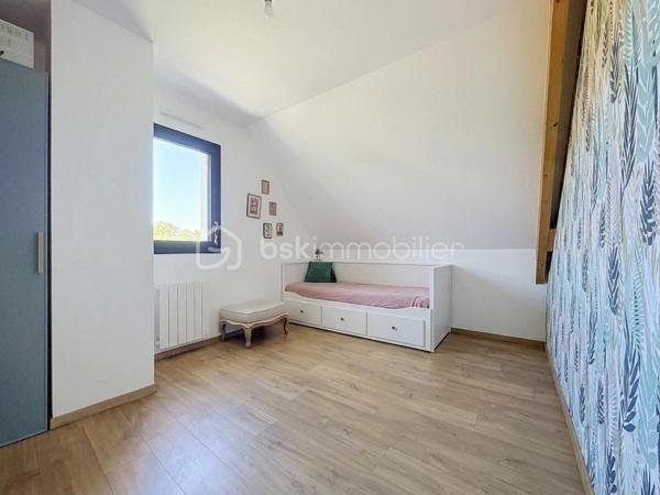 Installée sur une belle parcelle close de 930 m², cette jolie construction de 2017 combine les lignes épurées d'aujourd'hui et le confort d'un intérieur particulièrement soigné. Très économe au quotidien (classée A), elle offre un cadre de vie aussi doux pour le budget que pour l'esprit.

Dès l'entrée, l'ambiance est donnée. Le regard se tourne naturellement vers la pièce maîtresse : un espace de vie de 45 m² très lumineux, où le salon, le séjour et la cuisine équipée se partagent l'espace en toute convivialité. Ce rez-de-chaussée a été pensé pour vous simplifier la vie grâce à un véritable aménagement de plain-pied : vous y trouverez une chambre, une salle de bains complète (baignoire et douche) ainsi qu'un WC séparé. Une buanderie très pratique fait le lien direct avec le garage.

A l'étage, vous découvrez une mezzanine agréable qui peut devenir votre coin de lecture. Les enfants disposeront de deux chambres tandis que les parents s'approprieront une véritable suite avec dressing et salle d'eau privative. Le vrai luxe de cette chambre : Une baie vitrée qui s'ouvre sur une terrasse suspendue, parfaite pour les premiers cafés du matin !

Côté jardin
Profitez d'une grande terrasse face à un terrain arboré de plusieurs arbres fruitiers. Entièrement clos et équipé d'un portail en aluminium électrique, le jardin devient un terrain de jeu sécurisé pour toute la famille.

Les points forts à retenir :

Construction de 2017 avec d'excellentes performances énergétiques (Classe A).

Configuration de plain-pied au rez-de-chaussée.

4 chambres au total, dont une suite parentale avec sa terrasse perchée !

Extérieur clos, arboré et intimiste.