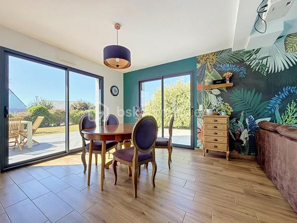 Installée sur une belle parcelle close de 930 m², cette jolie construction de 2017 combine les lignes épurées d'aujourd'hui et le confort d'un intérieur particulièrement soigné. Très économe au quotidien (classée A), elle offre un cadre de vie aussi doux pour le budget que pour l'esprit.

Dès l'entrée, l'ambiance est donnée. Le regard se tourne naturellement vers la pièce maîtresse : un espace de vie de 45 m² très lumineux, où le salon, le séjour et la cuisine équipée se partagent l'espace en toute convivialité. Ce rez-de-chaussée a été pensé pour vous simplifier la vie grâce à un véritable aménagement de plain-pied : vous y trouverez une chambre, une salle de bains complète (baignoire et douche) ainsi qu'un WC séparé. Une buanderie très pratique fait le lien direct avec le garage.

A l'étage, vous découvrez une mezzanine agréable qui peut devenir votre coin de lecture. Les enfants disposeront de deux chambres tandis que les parents s'approprieront une véritable suite avec dressing et salle d'eau privative. Le vrai luxe de cette chambre : Une baie vitrée qui s'ouvre sur une terrasse suspendue, parfaite pour les premiers cafés du matin !

Côté jardin
Profitez d'une grande terrasse face à un terrain arboré de plusieurs arbres fruitiers. Entièrement clos et équipé d'un portail en aluminium électrique, le jardin devient un terrain de jeu sécurisé pour toute la famille.

Les points forts à retenir :

Construction de 2017 avec d'excellentes performances énergétiques (Classe A).

Configuration de plain-pied au rez-de-chaussée.

4 chambres au total, dont une suite parentale avec sa terrasse perchée !

Extérieur clos, arboré et intimiste.