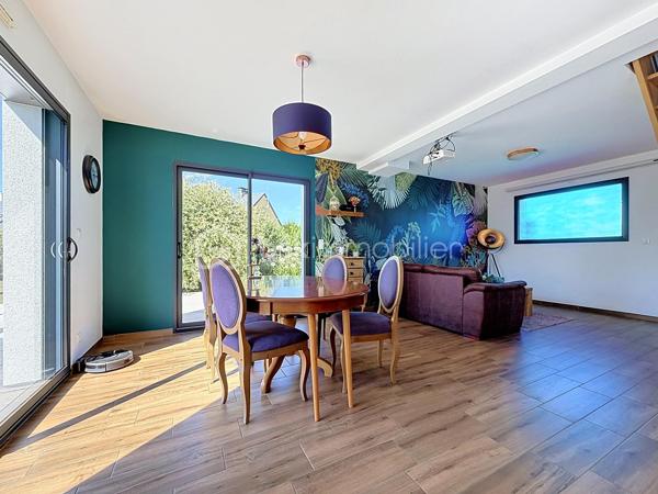 Installée sur une belle parcelle close de 930 m², cette jolie construction de 2017 combine les lignes épurées d'aujourd'hui et le confort d'un intérieur particulièrement soigné. Très économe au quotidien (classée A), elle offre un cadre de vie aussi doux pour le budget que pour l'esprit.

Dès l'entrée, l'ambiance est donnée. Le regard se tourne naturellement vers la pièce maîtresse : un espace de vie de 45 m² très lumineux, où le salon, le séjour et la cuisine équipée se partagent l'espace en toute convivialité. Ce rez-de-chaussée a été pensé pour vous simplifier la vie grâce à un véritable aménagement de plain-pied : vous y trouverez une chambre, une salle de bains complète (baignoire et douche) ainsi qu'un WC séparé. Une buanderie très pratique fait le lien direct avec le garage.

A l'étage, vous découvrez une mezzanine agréable qui peut devenir votre coin de lecture. Les enfants disposeront de deux chambres tandis que les parents s'approprieront une véritable suite avec dressing et salle d'eau privative. Le vrai luxe de cette chambre : Une baie vitrée qui s'ouvre sur une terrasse suspendue, parfaite pour les premiers cafés du matin !

Côté jardin
Profitez d'une grande terrasse face à un terrain arboré de plusieurs arbres fruitiers. Entièrement clos et équipé d'un portail en aluminium électrique, le jardin devient un terrain de jeu sécurisé pour toute la famille.

Les points forts à retenir :

Construction de 2017 avec d'excellentes performances énergétiques (Classe A).

Configuration de plain-pied au rez-de-chaussée.

4 chambres au total, dont une suite parentale avec sa terrasse perchée !

Extérieur clos, arboré et intimiste.